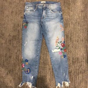 Zara blue jean with frayed bottoms and embroidery